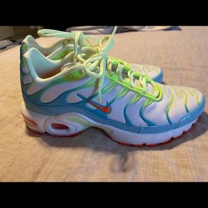 Girls Nike shoes size 6—ladies 7.5